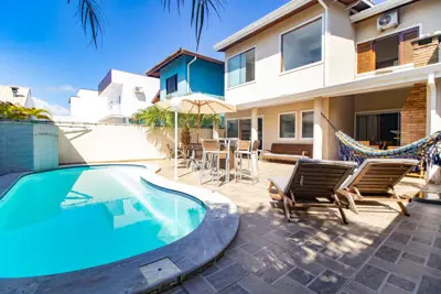 Casa - Sobrado com 3 quartos (sendo 3 suite(s)) a 3,00 metros praia.