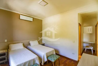 Casa - Sobrado com 3 quartos (sendo 3 suite(s)) a 3,00 metros praia.
