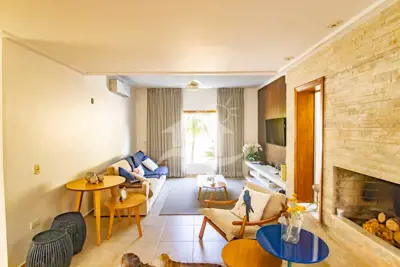 Casa - Sobrado com 3 quartos (sendo 3 suite(s)) a 3,00 metros praia.