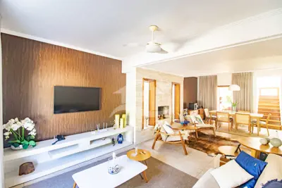 Casa - Sobrado com 3 quartos (sendo 3 suite(s)) a 3,00 metros praia.