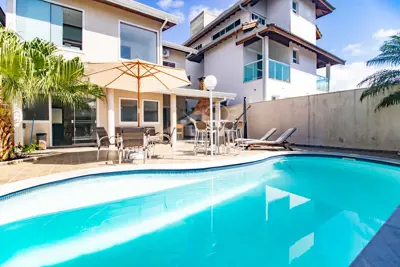 Casa - Sobrado com 3 quartos (sendo 3 suite(s)) a 3,00 metros praia.