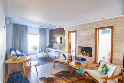 Casa - Sobrado com 3 quartos (sendo 3 suite(s)) a 3,00 metros praia.
