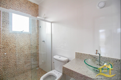 Casa - Sobrado com 4 dormitórios (sendo 4 suite(s)) a 2,00 metros praia.