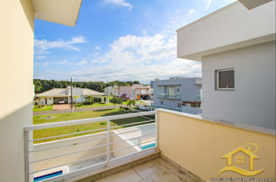 Casa - Sobrado com 4 dormitórios (sendo 4 suite(s)) a 2,00 metros praia.