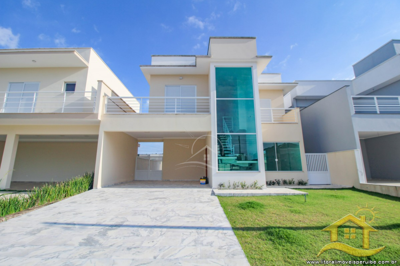 Casa - Sobrado com 4 dormitórios (sendo 4 suite(s)) a 2,00 metros praia.