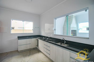 Casa - Sobrado com 4 dormitórios (sendo 4 suite(s)) a 2,00 metros praia.