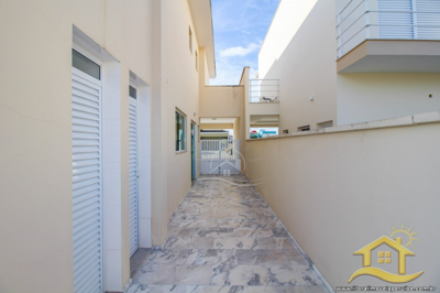Casa - Sobrado com 4 dormitórios (sendo 4 suite(s)) a 2,00 metros praia.