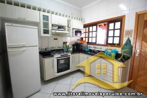 Casa - Sobrado com 3 quartos (sendo 2 suite(s)) a 0,00 metros praia.