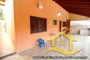 Casa - Sobrado com 3 quartos (sendo 2 suite(s)) a 0,00 metros praia.