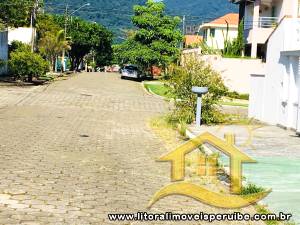 Terreno - Amplo com 0 dormitórios (sendo 0 suite(s)) a 500,00 metros praia.