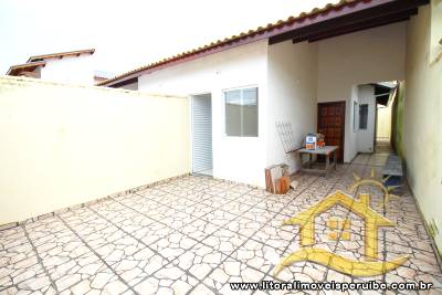 Casa - Térrea com 2 dormitórios (sendo 1 suite(s)) a 2,00 metros praia.