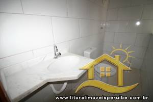 Casa - Térrea com 2 dormitórios (sendo 1 suite(s)) a 2,00 metros praia.