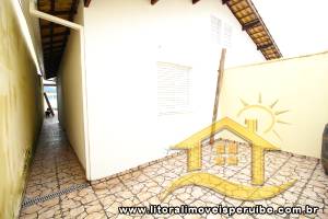 Casa - Térrea com 2 dormitórios (sendo 1 suite(s)) a 2,00 metros praia.