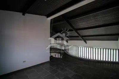 Casa - Térrea com 5 dormitórios (sendo 3 suite(s)) a 200,00 metros praia.