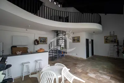 Casa - Térrea com 5 dormitórios (sendo 3 suite(s)) a 200,00 metros praia.