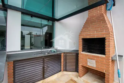 Casa - Térrea com 5 dormitórios (sendo 3 suite(s)) a 200,00 metros praia.