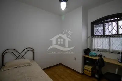 Casa - Térrea com 5 dormitórios (sendo 3 suite(s)) a 200,00 metros praia.