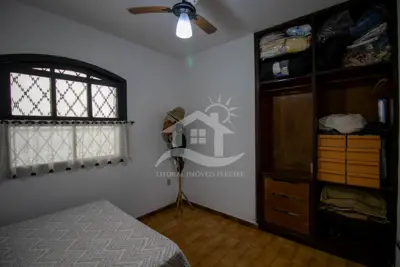 Casa - Térrea com 5 dormitórios (sendo 3 suite(s)) a 200,00 metros praia.