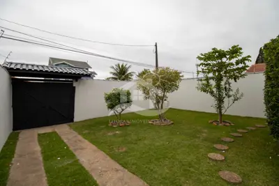 Casa - Térrea com 5 dormitórios (sendo 3 suite(s)) a 200,00 metros praia.