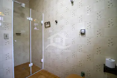 Casa - Térrea com 5 dormitórios (sendo 3 suite(s)) a 200,00 metros praia.