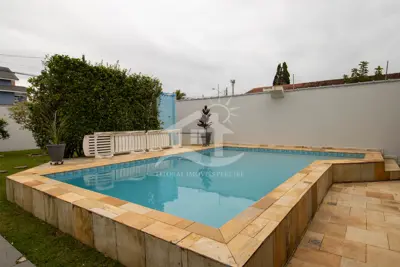 Casa - Térrea com 5 dormitórios (sendo 3 suite(s)) a 200,00 metros praia.