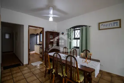 Casa - Térrea com 5 dormitórios (sendo 3 suite(s)) a 200,00 metros praia.