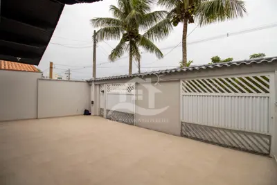Casa - Térrea com 5 dormitórios (sendo 3 suite(s)) a 200,00 metros praia.