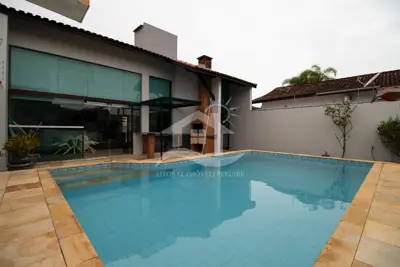 Casa - Térrea com 5 dormitórios (sendo 3 suite(s)) a 200,00 metros praia.