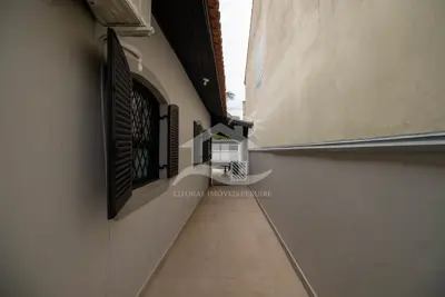 Casa - Térrea com 5 dormitórios (sendo 3 suite(s)) a 200,00 metros praia.