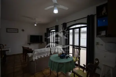 Casa - Térrea com 5 dormitórios (sendo 3 suite(s)) a 200,00 metros praia.