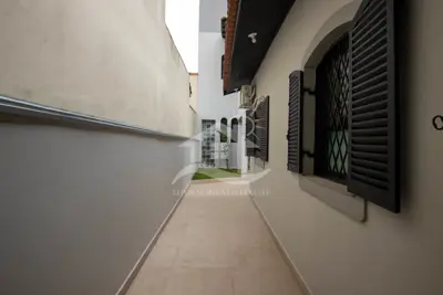 Casa - Térrea com 5 dormitórios (sendo 3 suite(s)) a 200,00 metros praia.