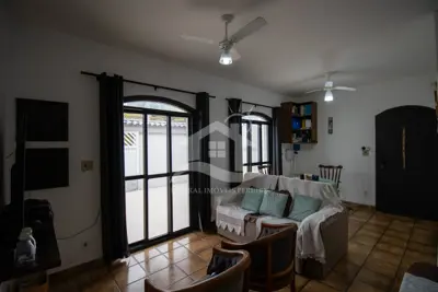 Casa - Térrea com 5 dormitórios (sendo 3 suite(s)) a 200,00 metros praia.