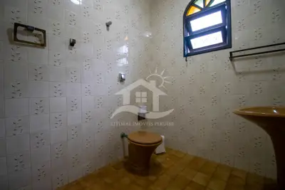 Casa - Térrea com 5 dormitórios (sendo 3 suite(s)) a 200,00 metros praia.