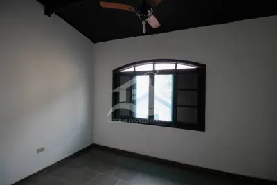 Casa - Térrea com 5 dormitórios (sendo 3 suite(s)) a 200,00 metros praia.
