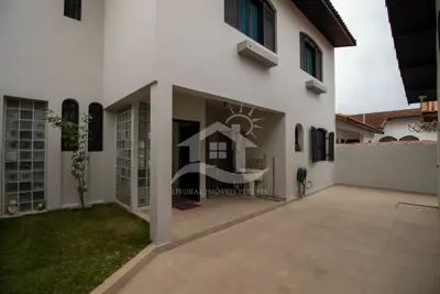 Casa - Térrea com 5 dormitórios (sendo 3 suite(s)) a 200,00 metros praia.