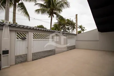 Casa - Térrea com 5 dormitórios (sendo 3 suite(s)) a 200,00 metros praia.