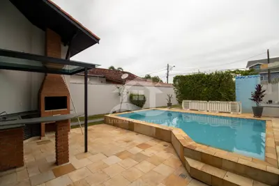 Casa - Térrea com 5 dormitórios (sendo 3 suite(s)) a 200,00 metros praia.