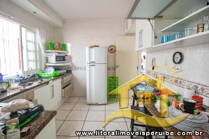 Casa - Sobrado com 4 dormitórios (sendo 4 suite(s)) a 200,00 metros praia.