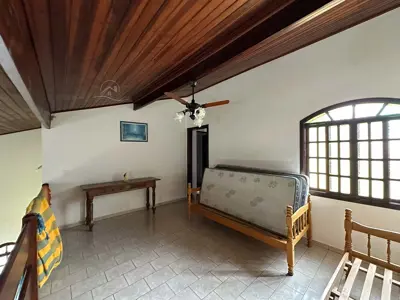 Casa - Térrea com 3 quartos (sendo 1 suite(s)) a 1500,00 metros praia.