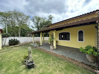 Casa - Térrea com 3 quartos (sendo 1 suite(s)) a 1500,00 metros praia.