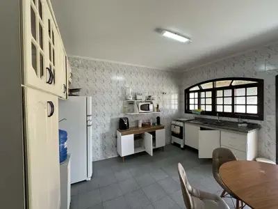 Casa - Térrea com 3 quartos (sendo 1 suite(s)) a 1500,00 metros praia.