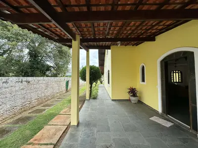 Casa - Térrea com 3 quartos (sendo 1 suite(s)) a 1500,00 metros praia.