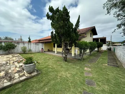 Casa - Térrea com 3 quartos (sendo 1 suite(s)) a 1500,00 metros praia.