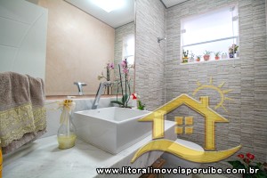 Casa - Assobradada com 3 dormitórios (sendo 3 suite(s)) a 0,00 metros praia.