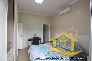Casa - Assobradada com 3 dormitórios (sendo 3 suite(s)) a 0,00 metros praia.