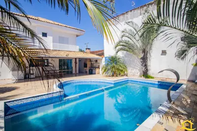 Casa - Sobrado com 4 dormitórios (sendo 4 suite(s)) a 300,00 metros praia.