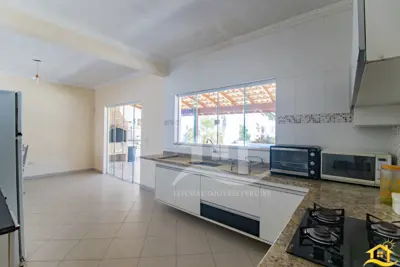 Casa - Sobrado com 4 dormitórios (sendo 4 suite(s)) a 300,00 metros praia.