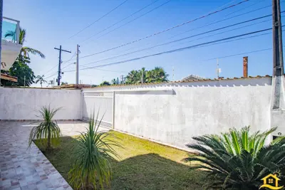 Casa - Sobrado com 4 dormitórios (sendo 4 suite(s)) a 300,00 metros praia.