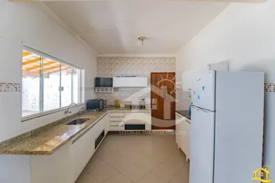 Casa - Sobrado com 4 dormitórios (sendo 4 suite(s)) a 300,00 metros praia.