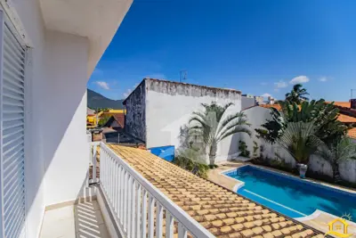 Casa - Sobrado com 4 dormitórios (sendo 4 suite(s)) a 300,00 metros praia.